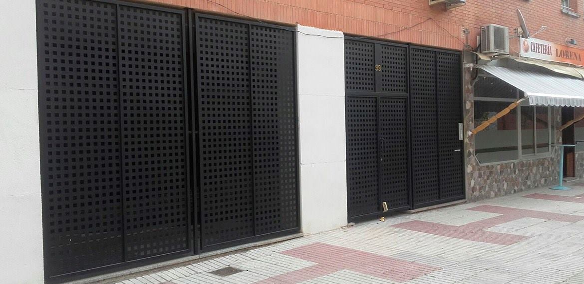 Puerta en hierro forjado para garaje hecha por Herrería Santiago Valentín